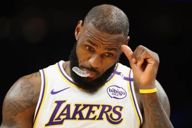 开云体育app下载-三分19连铁 上双纪录险不保！詹姆斯别再保出勤了？